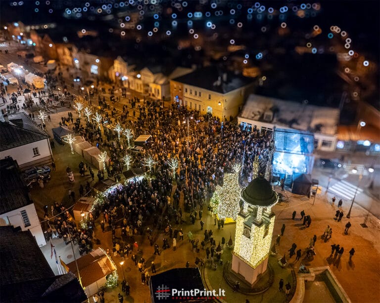 Telšiai įžiebta Kalėdų eglė 233-ojo miesto gimtadienio šventėje, fotografuota dronu.