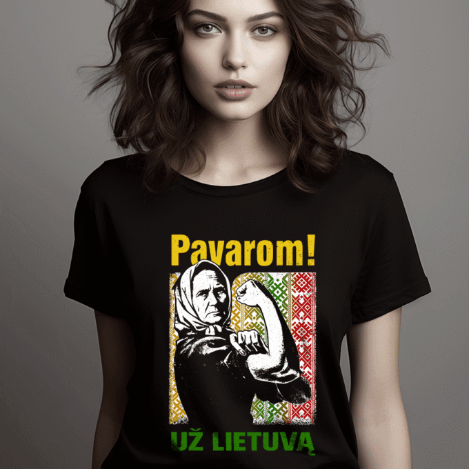 Moteris dėvi juodus marškinėlius „Pavarom! Už Lietuvą“ su Žemaitės iliustracija