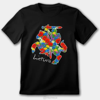 Patriotinis printas ant juodo rubo: Lietuvos herbas Vytis, sukurtas is spalvingu lauko geliu - aguonu, rugiageliu, ramuniu - su uzrasu Lietuva. Dizainas puikiai tinka marskineliams (vyrams, moterims, vaikams) ir unisex dzemperiams, kurie idealiai tinka poroms. Galima suderinti apranga visai seimai.