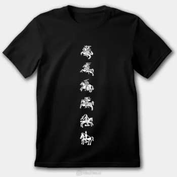 Juodi patriotiniai marskineliai su istoriniu dizainu - Vyties evoliucija. Ant marskineliu vertikaliai pavaizduoti sesi skirtingu laikotarpiu Lietuvos herbai. Marskineliai turi modelius vyrams, moterims ir vaikams, o unisex dzemperiai puikiai tinka poroms (vyrams ir moterims). Sukurkite stilinga ir patriotiska ivaizdi visai seimai