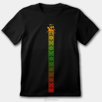 Patriotinis dizainas ant juodu rubu: stilizuotas Vytis ant vertikalios tautines juostos, kurios rastai nuspalvinti Lietuvos veliavos spalvomis. Marskineliai turi modelius vyrams, moterims ir vaikams - puiki ideja visai seimai. Dzemperiai yra unisex, todel idealiai tinka poroms.