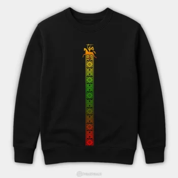 Patriotinis unisex dzemperis su Vyciu. Ant juodo dzemperio per centra eina vertikali juosta, papuosta tautiniais rastais ir nuspalvinta Lietuvos veliavos spalvomis, o jos virsuje puikuojasi Vytis. Sis dzemperis yra unisex, todel puikiai tinka tiek vyrams, tiek moterims, o ypac poroms. Taip pat siulome marskinelius su siuo dizainu vaikams, moterims ir vyrams, kad galetumete sukurti vieninga stiliu visai seimai.